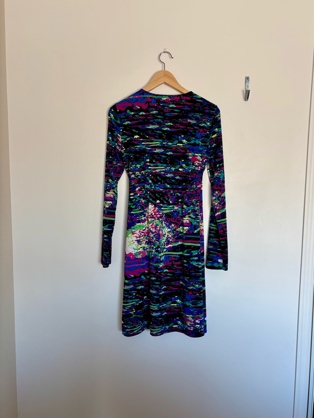 Abstract Multicolor Lightweight BCBG dress size-M - Picture 2 of 5